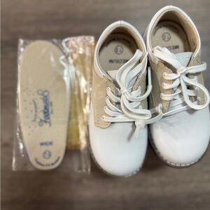 EUC Footmates Cheer 7.5 ecru/white saddle oxfords